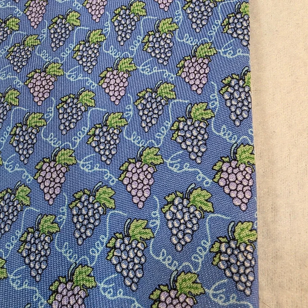 Vineyard Vines Mens Silk Tie Blue Grape Cluster Print Martha's Vineyard USA Made